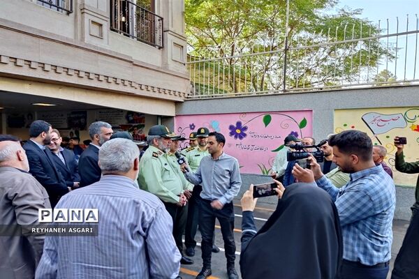 فرزندان شهید حسین اسماعیلی توسط مدیرکل آموزش و پرورش شهرستان‌های تهران راهی کلاس درس شدند