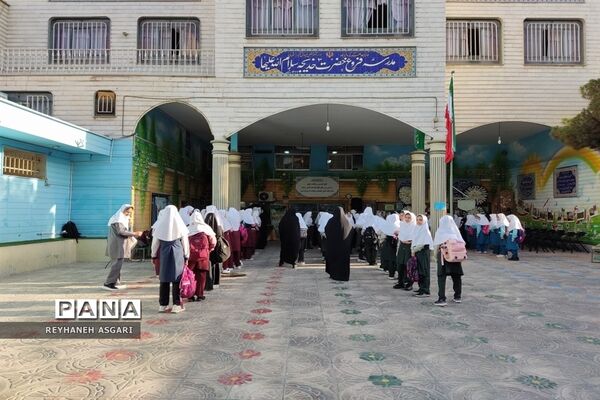 فرزندان شهید حسین اسماعیلی توسط مدیرکل آموزش و پرورش شهرستان‌های تهران راهی کلاس درس شدند