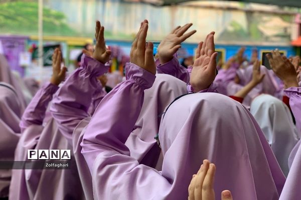 جشن آغاز امامت امام زمان(عج) در دبستان دخترانه فرهنگ منطقه ۱۳