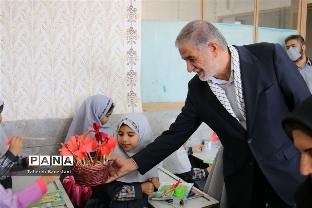 آیین آغاز سال تحصیلی مدرسه دخترانه عفت با حضور نماینده مردم یزد در مجلس شورای اسلامی