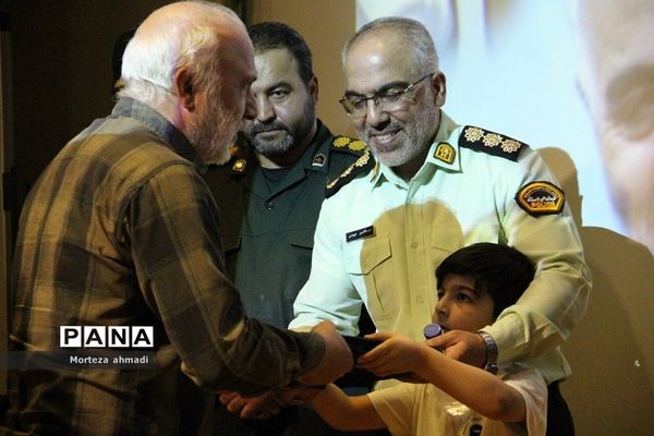 تقدیر از خانواده‌های شهدا، جانبازان و رزمندگان به‌مناسب هفته‌ دفاع‌مقدس در شهرری