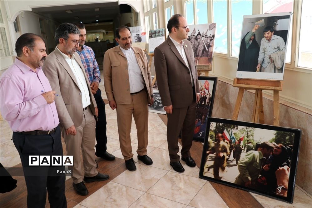 نمایشگاه یاد یاران در اداره آموزش و پرورش منطقه ۳