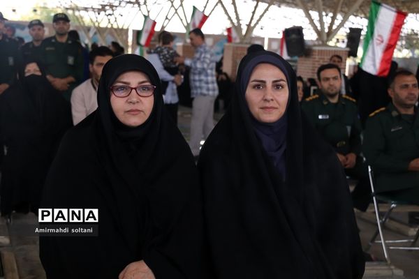 غبارروبی مزار شهدا در تبریز