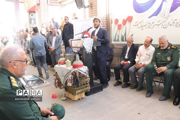 غبارروبی مزار شهدا در تبریز