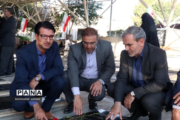 غبارروبی مزار شهدا در تبریز