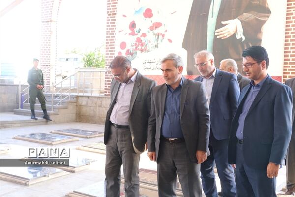 غبارروبی مزار شهدا در تبریز