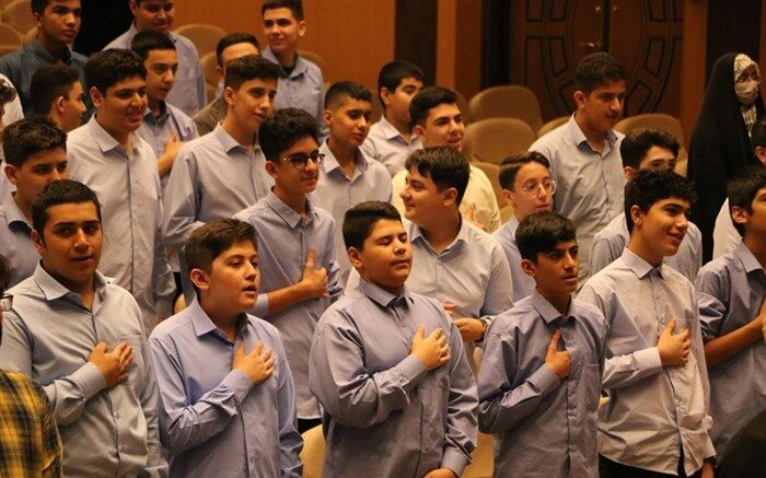 رونمایی از دو کتاب «حاج همت» و «آرمان عزیز» با حضور دانش آموزان در قم