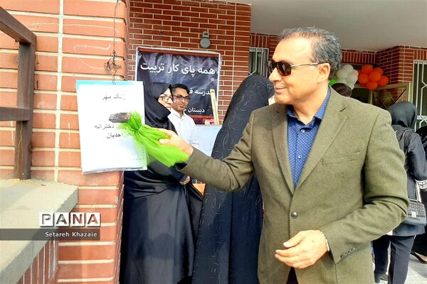 افتتاحیه آزمایشگاه دبستان حاج‌ تقی‌احدیان