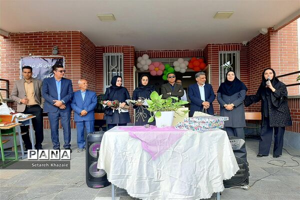 افتتاحیه آزمایشگاه دبستان حاج‌ تقی‌احدیان