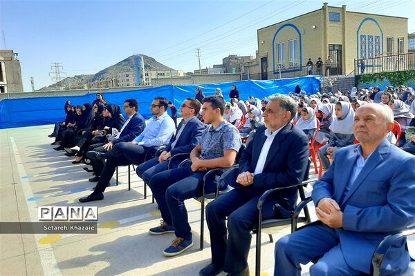 افتتاحیه آزمایشگاه دبستان حاج‌ تقی‌احدیان