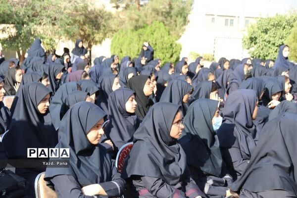 آیین نمادین صبحگاه انتظار با حضور مسؤلان استانی در دبیرستان برازنده مقدم ناحیه یک یزد