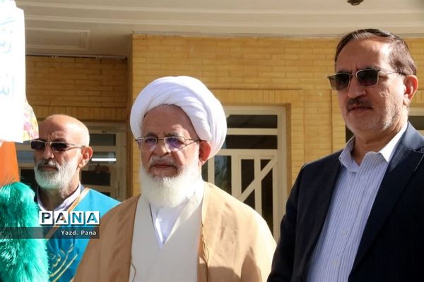 آیین نمادین صبحگاه انتظار با حضور مسؤلان استانی در دبیرستان برازنده مقدم ناحیه یک یزد
