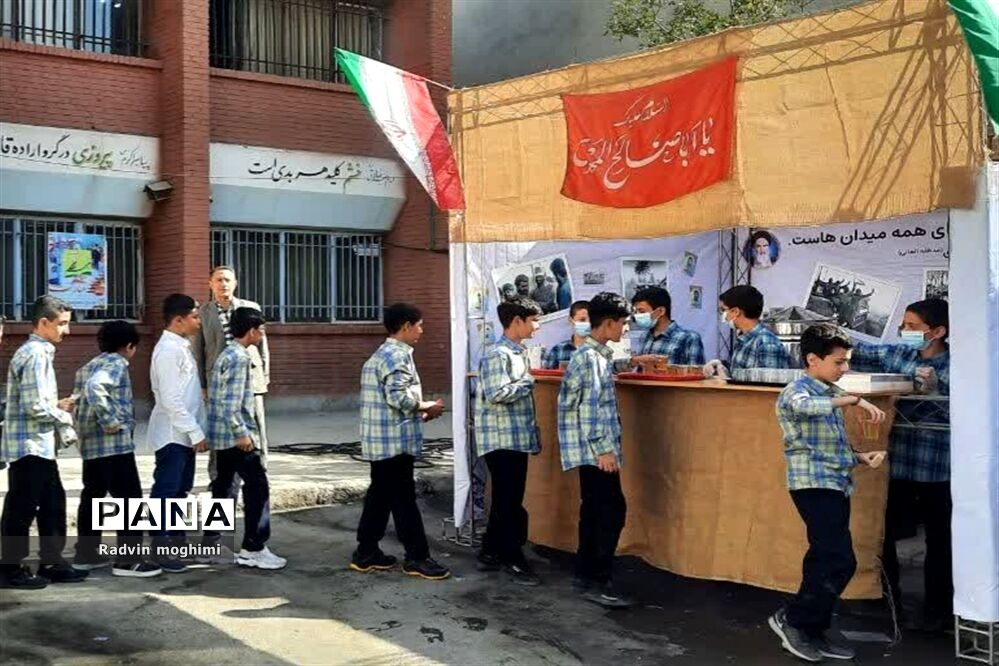 بزرگداشت هفته دفاع مقدس در دبیرستان خوارزمی منطقه ۸