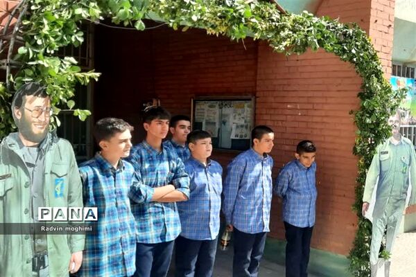بزرگداشت هفته دفاع مقدس در دبیرستان خوارزمی منطقه ۸