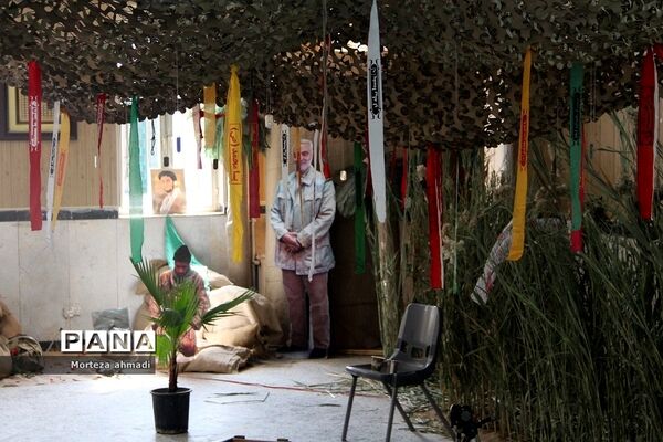 نمایشگاه هفته دفاع مقدس در هنرستان آیت‌الله صدر ناحیه یک شهرری
