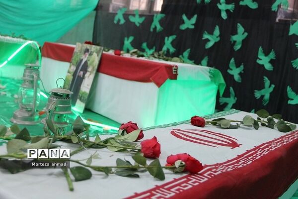 نمایشگاه هفته دفاع مقدس در هنرستان آیت‌الله صدر ناحیه یک شهرری