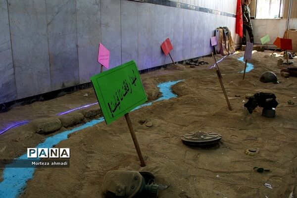 نمایشگاه هفته دفاع مقدس در هنرستان آیت‌الله صدر ناحیه یک شهرری