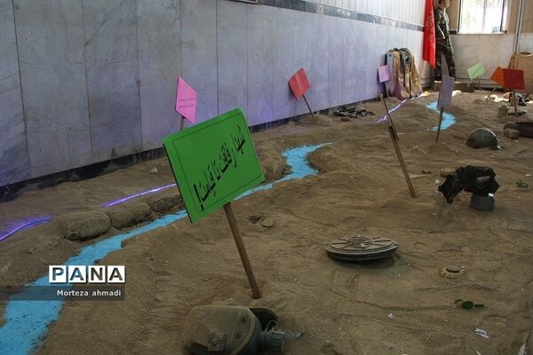 نمایشگاه هفته دفاع مقدس در هنرستان آیت‌الله صدر ناحیه یک شهرری