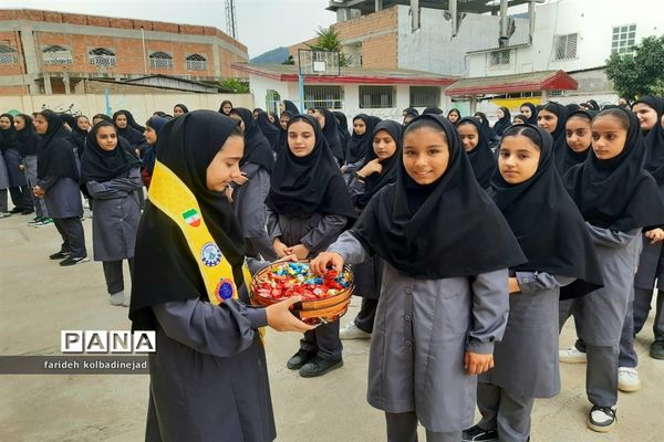 جشن آعاز ولایت امام زمان در دبیرستان عصمت گلوگاه