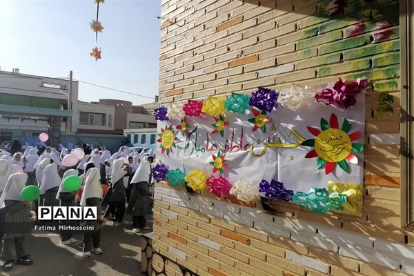 دستان مهربان کوچک در جشن عاطفه‌ها دبستان عالیه جبروتی 2 ناحیه یک یزد