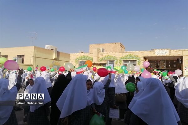 دستان مهربان کوچک در جشن عاطفه‌ها دبستان عالیه جبروتی 2 ناحیه یک یزد