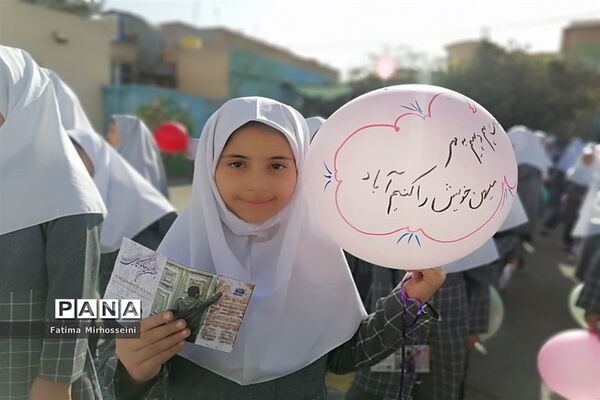 دستان مهربان کوچک در جشن عاطفه‌ها دبستان عالیه جبروتی 2 ناحیه یک یزد