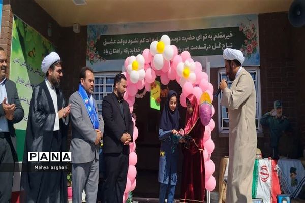 برگزاری جشن عاطفه‌ها در دبستان فرهنگ مرحوم  فرازمند شهرستان کاشمر