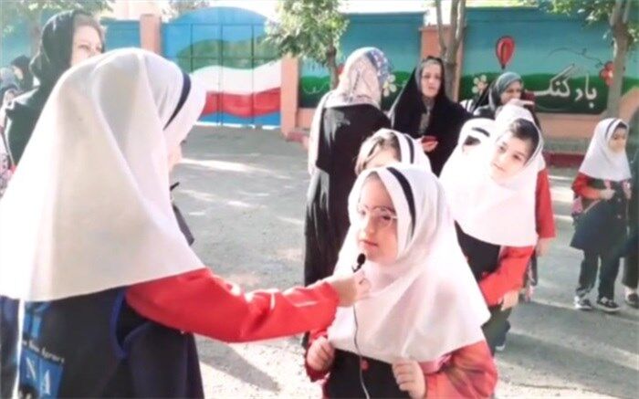دانش آموزان کلاس اولی با والدین خود روز اول مهر را سپری کردند/فیلم