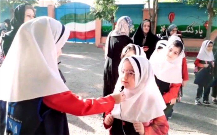 دانش آموزان کلاس اولی با والدین خود روز اول مهر را سپری کردند/فیلم