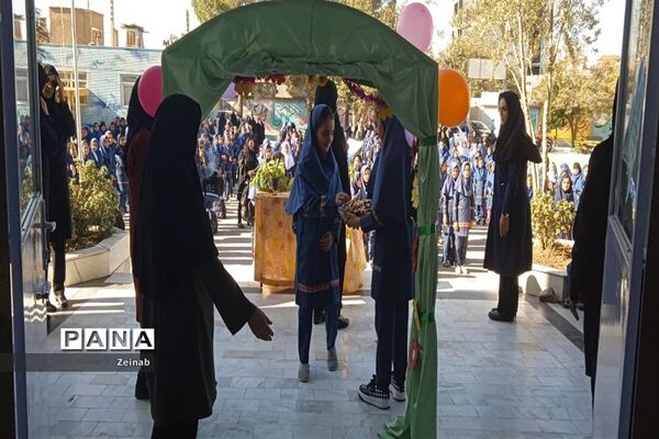 نواختن زنگ ایثار و مقاومت در دبستان رضوان شهرستان کاشمر