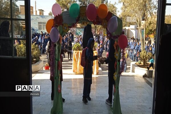 نواختن زنگ ایثار و مقاومت در دبستان رضوان شهرستان کاشمر