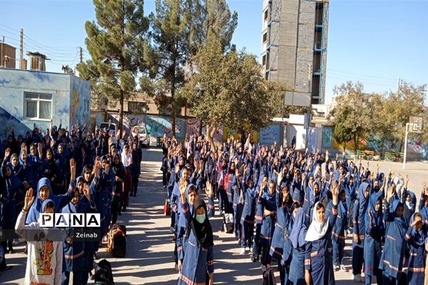 نواختن زنگ ایثار و مقاومت در دبستان رضوان شهرستان کاشمر