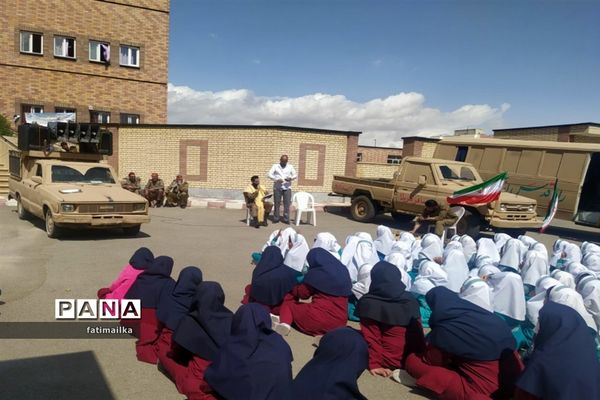 حضور کاروان مقاومت در دبیرستان دخترانه سردار سلیمانی فیروزکوه