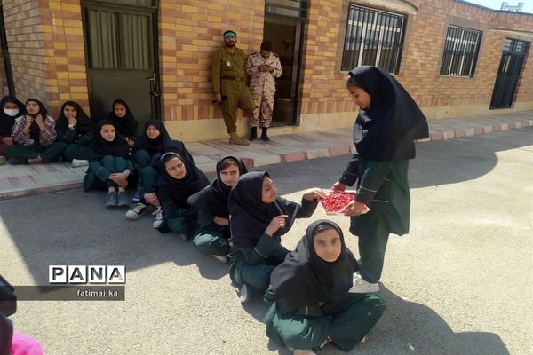 حضور کاروان مقاومت در دبیرستان دخترانه سردار سلیمانی فیروزکوه
