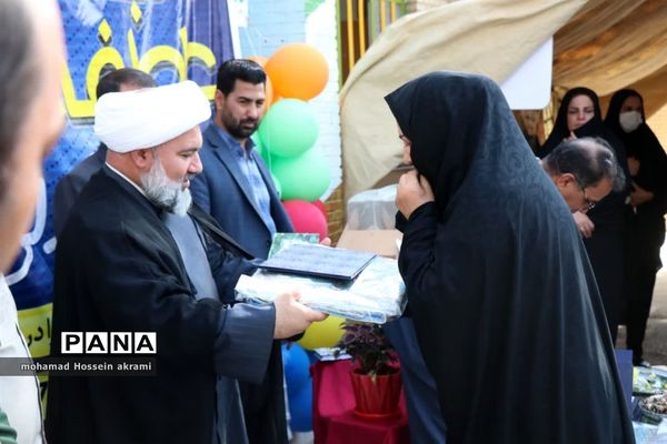 برگزاری جشن عاطفه‌ها در دبستان شهید نوروزی ابرکوه