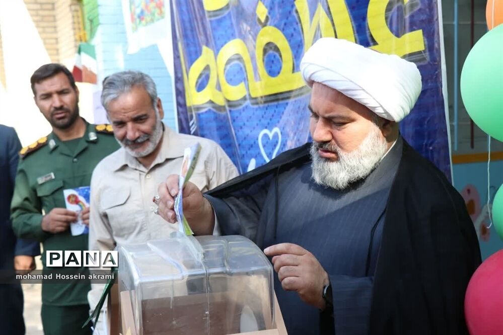 برگزاری جشن عاطفه‌ها در دبستان شهید نوروزی ابرکوه