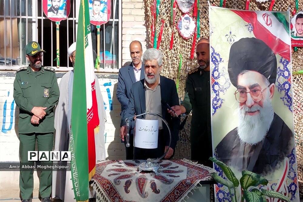 زنگ ایثار و مقاومت با حضور پدر  شهید احمدی روشن در نایین