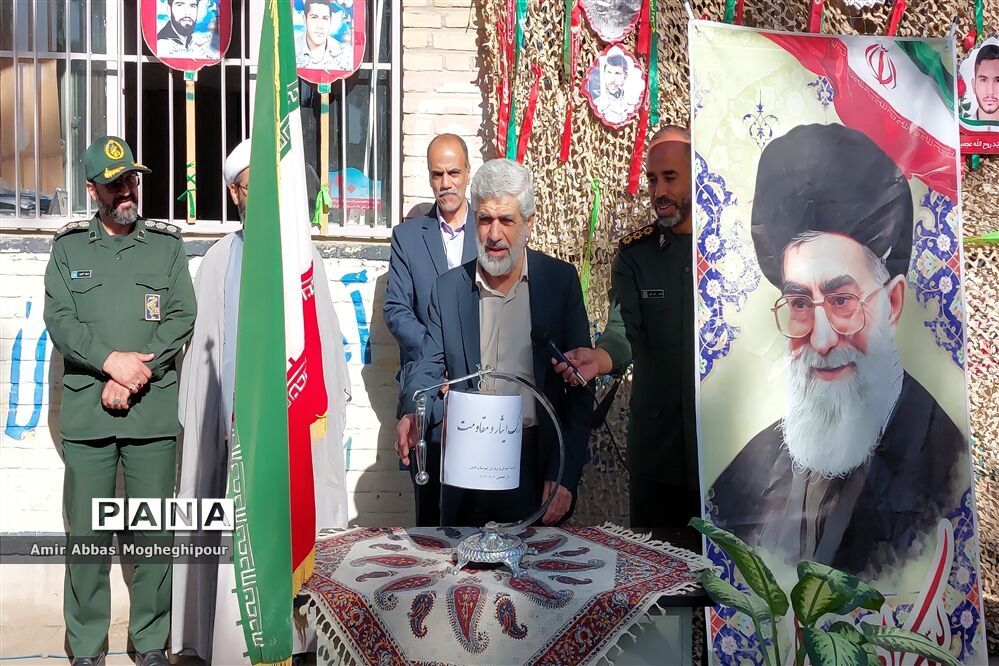 زنگ ایثار و مقاومت با حضور پدر  شهید احمدی روشن در نایین