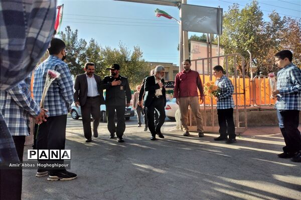 زنگ ایثار و مقاومت با حضور پدر  شهید احمدی روشن در نایین