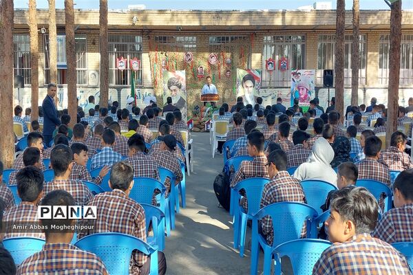 زنگ ایثار و مقاومت با حضور پدر  شهید احمدی روشن در نایین