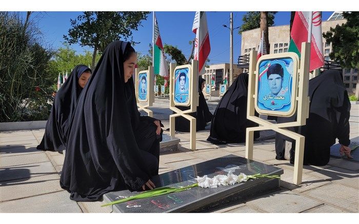 غبارروبی مزار شهدا در هفته دفاع مقدس در گلپایگان/فیلم