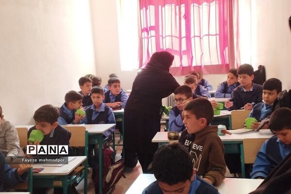 جشن عاطفه‌ها در دبستان دانش‌ رودهن