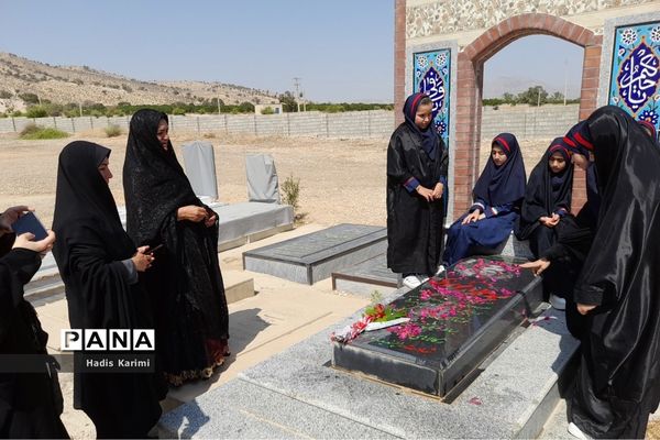 دیدار دانش‌آموزان دبستان شهید نواز شمس خداوردیلو کوهمره نودان با خانواده این شهید