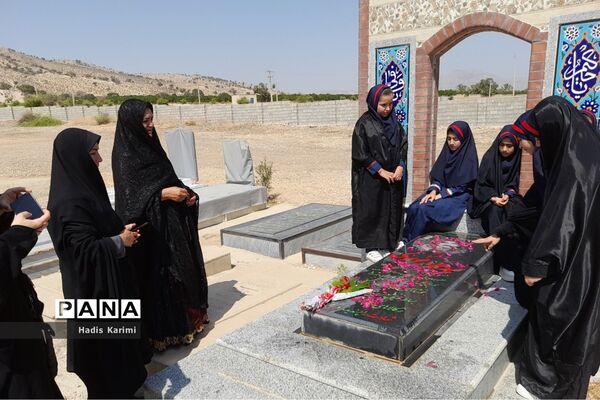 دیدار دانش‌آموزان دبستان شهید نواز شمس خداوردیلو کوهمره نودان با خانواده این شهید