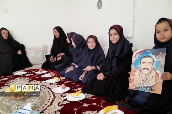 دیدار دانش‌آموزان دبستان شهید نواز شمس خداوردیلو کوهمره نودان با خانواده این شهید