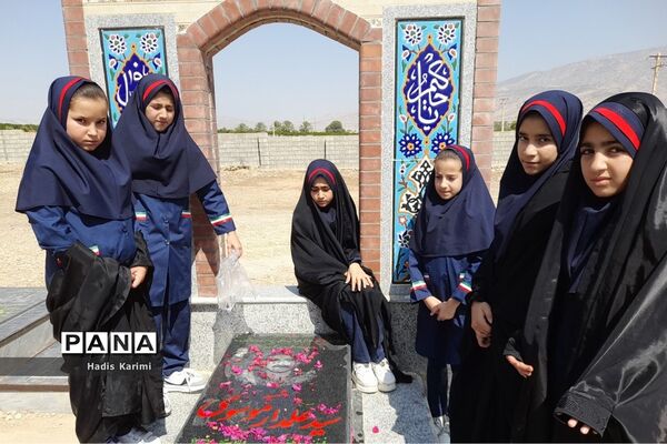 دیدار دانش‌آموزان دبستان شهید نواز شمس خداوردیلو کوهمره نودان با خانواده این شهید