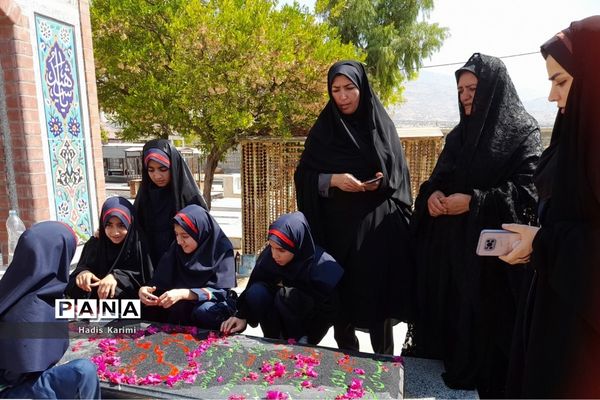 دیدار دانش‌آموزان دبستان شهید نواز شمس خداوردیلو کوهمره نودان با خانواده این شهید