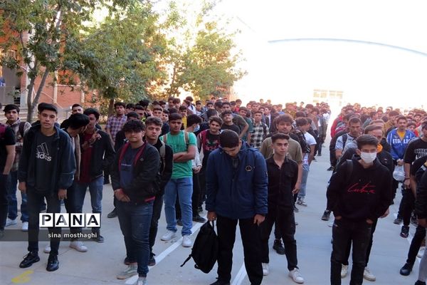 مراسم آغاز امامت حضرت مهدی (عج) و گرامیداشت هفته دفاع مقدس در هنرستان نمونه امام خمینی(ره) شهرستان بجنورد