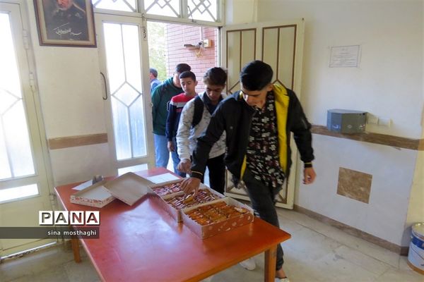 مراسم آغاز امامت حضرت مهدی (عج) و گرامیداشت هفته دفاع مقدس در هنرستان نمونه امام خمینی(ره) شهرستان بجنورد