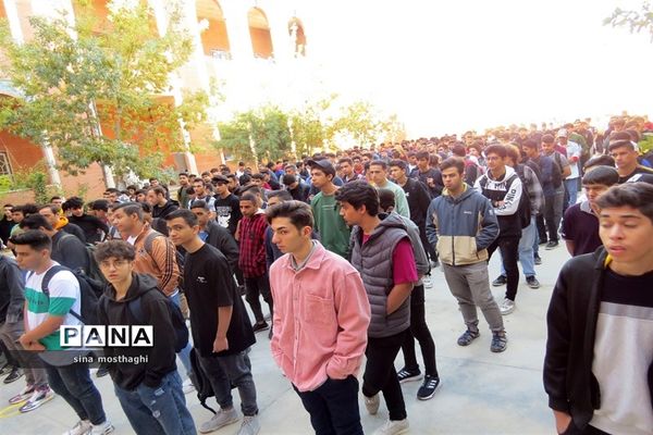 مراسم آغاز امامت حضرت مهدی (عج) و گرامیداشت هفته دفاع مقدس در هنرستان نمونه امام خمینی(ره) شهرستان بجنورد